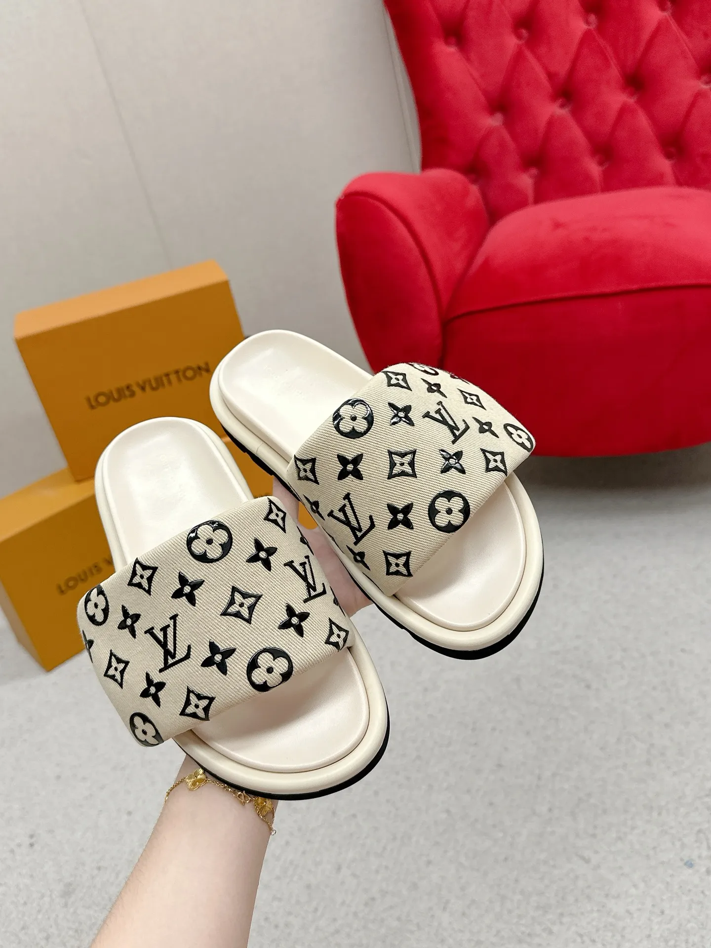 👟👟Ex-factory price 420👟👟 LV Louis Vuitton Full of high-end feel! A popular model among bloggers at home and abroad, it’s retro and fashionable and looks amazing on your feet! Mainly recommended model on the official website★ ━━━━━ ЅᏇєєt ━━━━━ ▪️Upper: original calfskin ➕5D printing process ▪️Inner: imported mixed sheepskin ▪️Outsole: original molded foam outsole ▪️Size: Female 35-40 Men's 39-44 (women's 41 men's 45)